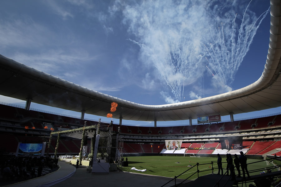 Un par de tifos y juegos pirotécnicos cerraron la ceremonia religiosa. (Foto: Imago 7)