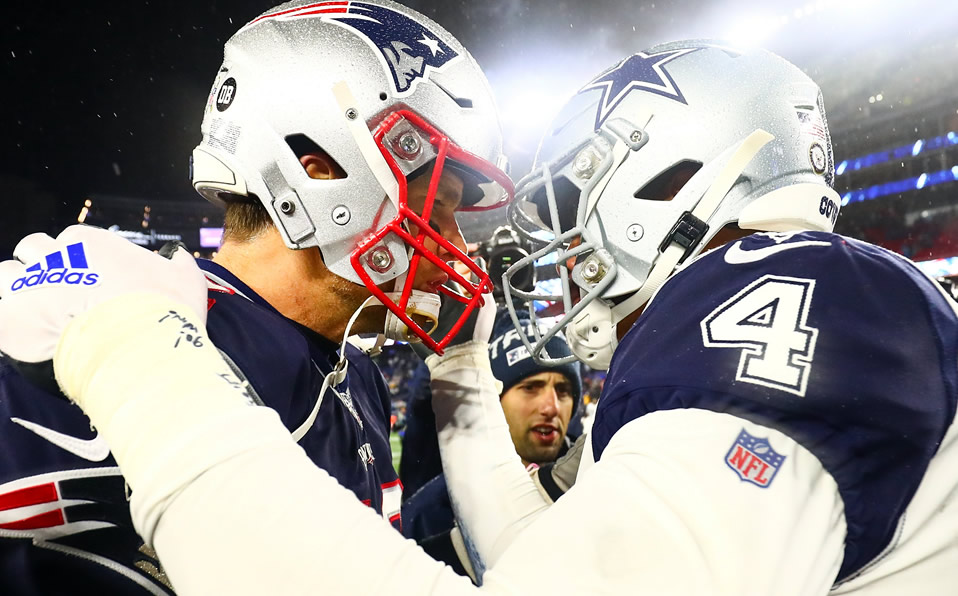 Tom Brady y Dak Prescott se saludan tras la victoria de Patriots sobre Cowboys. (AFP)