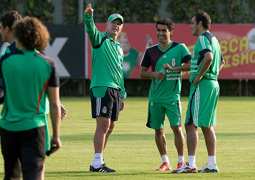 El Vasco dirigió al delantero durante su estancia en Selección Nacional. FOTO: Mexsport.
