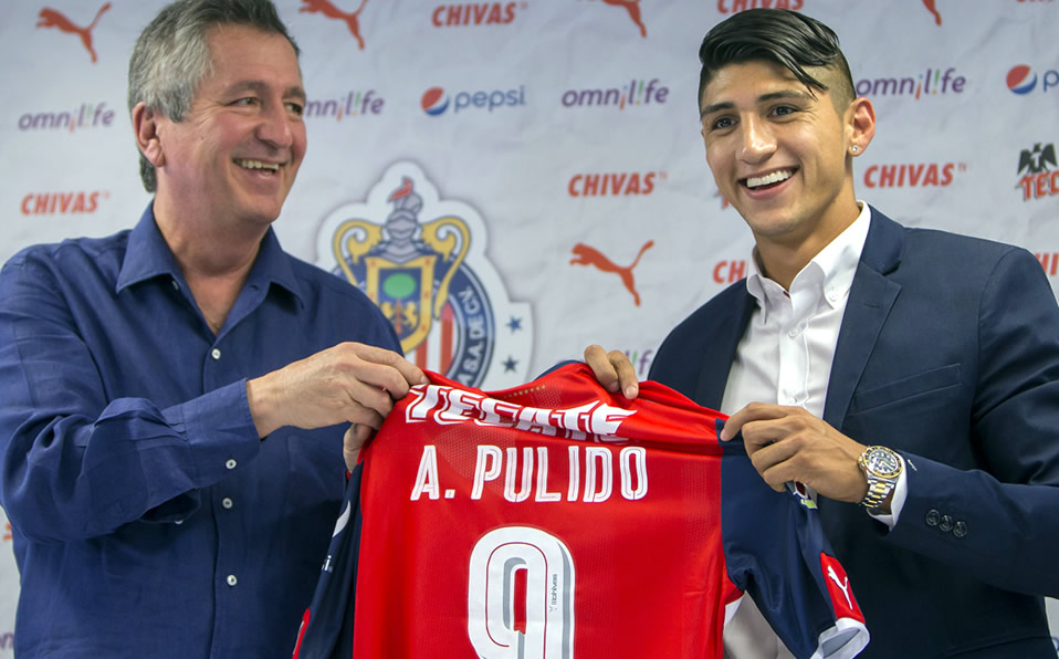 Jorge Vergara y Alan Pulido en la presentación del delantero en 2016. (Mexsport)