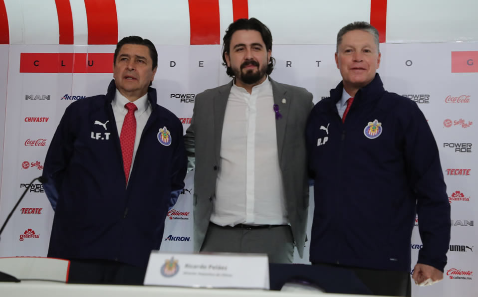 Amaury Vergara junto a Peláez y Luis Fernando Tena. Foto: @Chivas