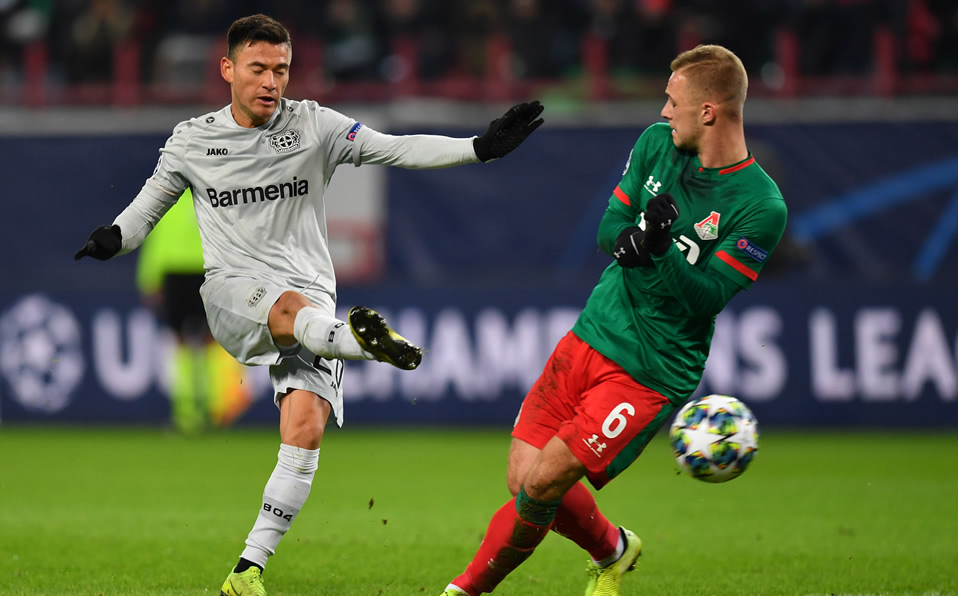 Aránguiz disputa el balón con Dmitriy Barinov. (Foto: AFP)