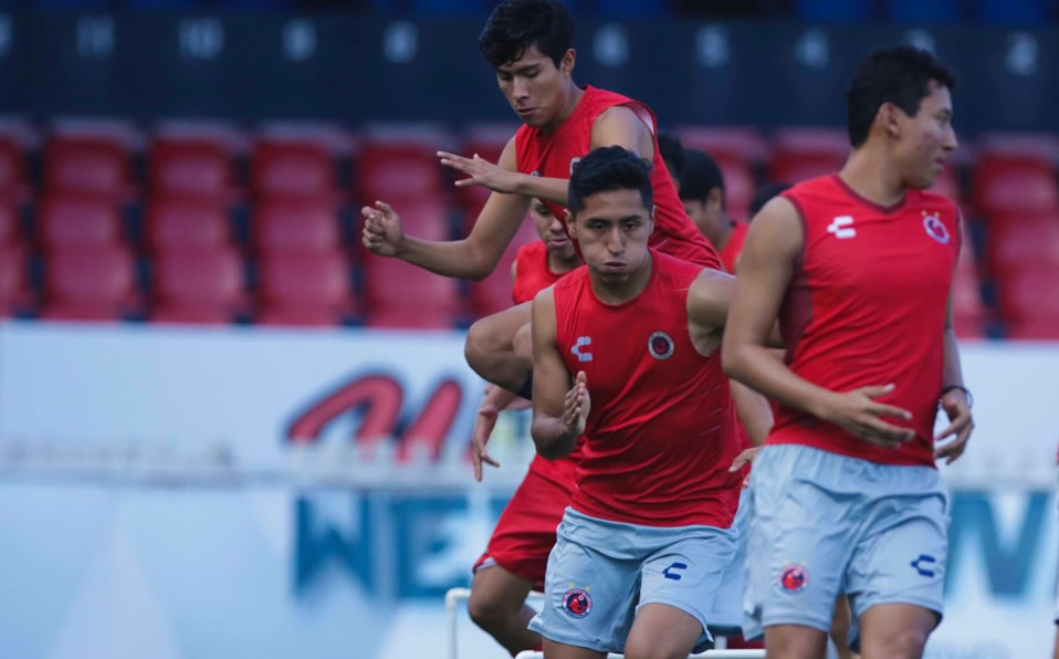 Durante el entrenamiento de este lunes. (Veracruz)