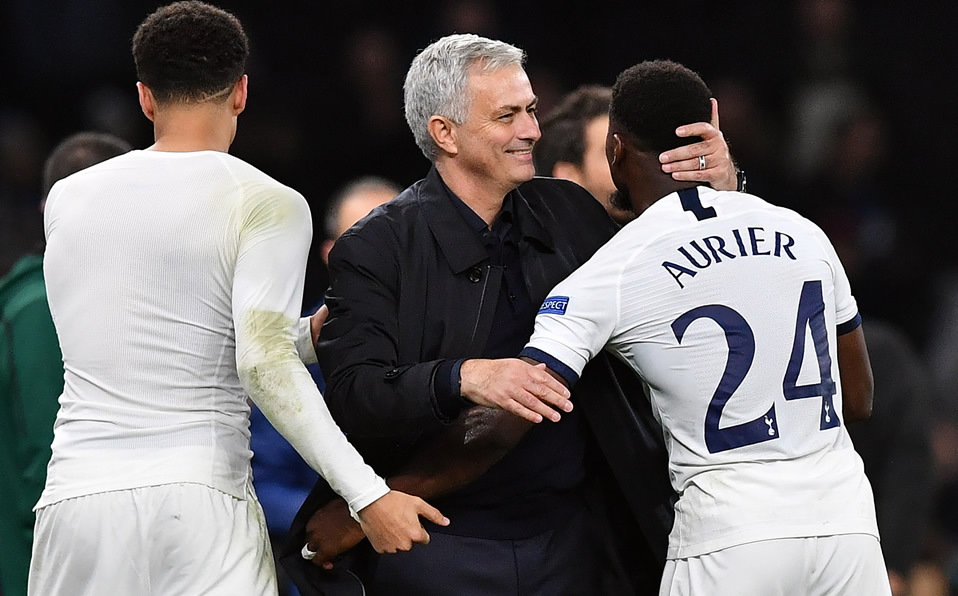 Mourinho celebra con (Foto: AFP)