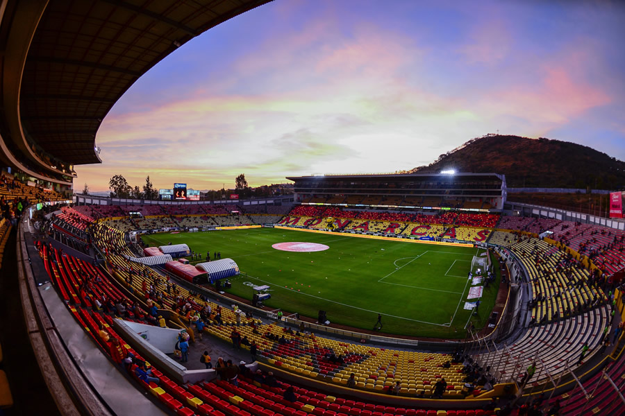 Algún aficionado lanzó un vaso a la cancha del Morelos. (Foto: Mexsport)