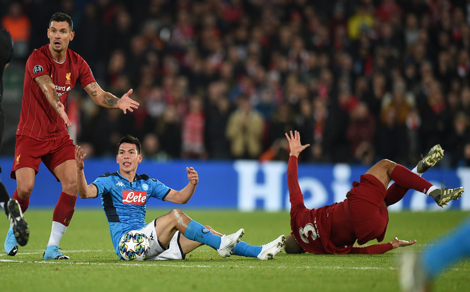 Hirving Lozano provoca accidentalmente una lesión a Fabinho (AFP)