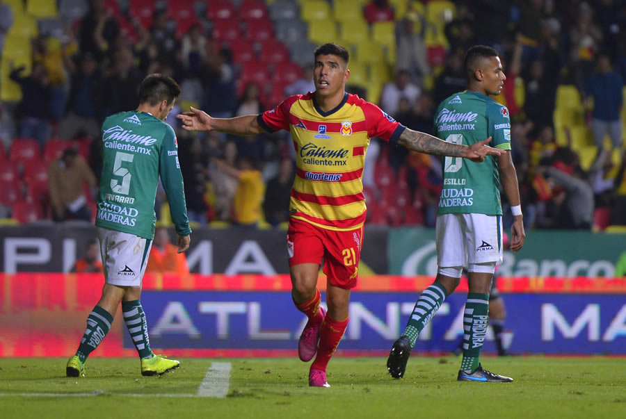 Luis Ángel Mendoza se convirtió en el héroe del Morelia al convertir el tanto del empate. FOTO: Imago7.
