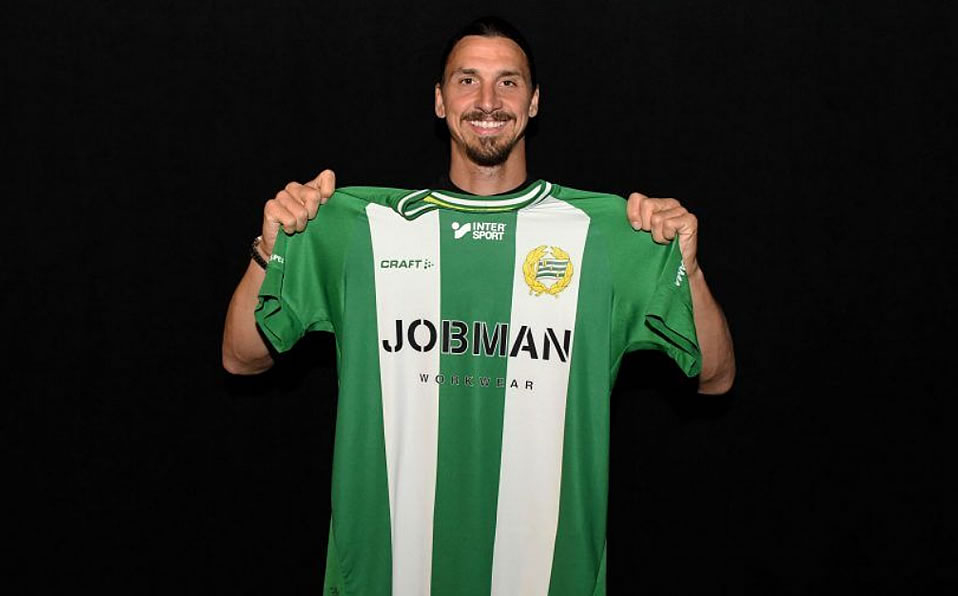 Zlatan posando con el jersey de su club.
