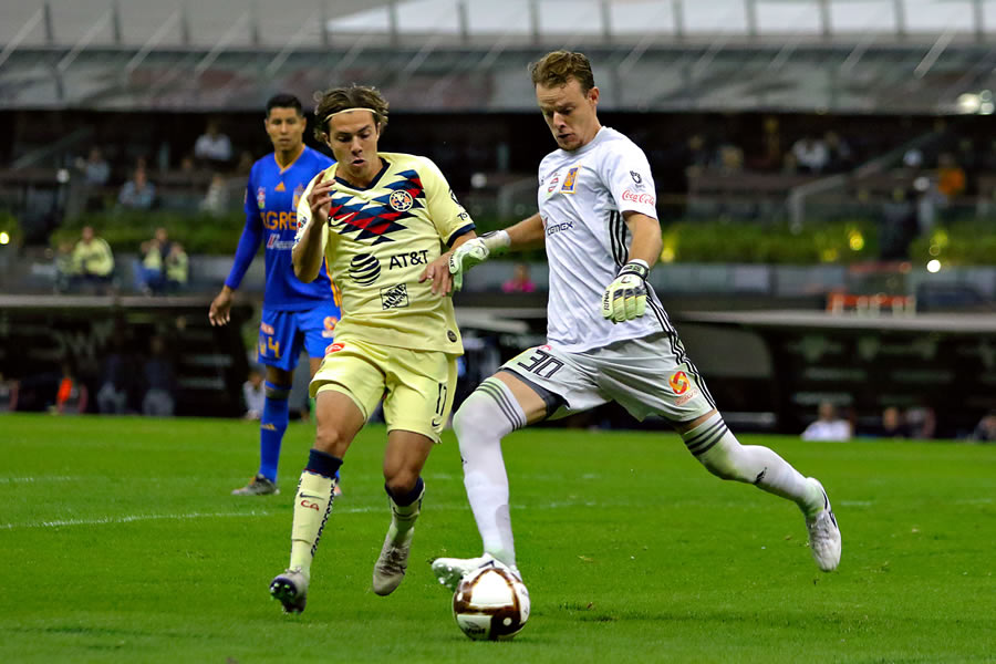 El arquero juvenil está haciendo su debut esta noche con Tigres en la Liga MX. FOTO: Imago7.