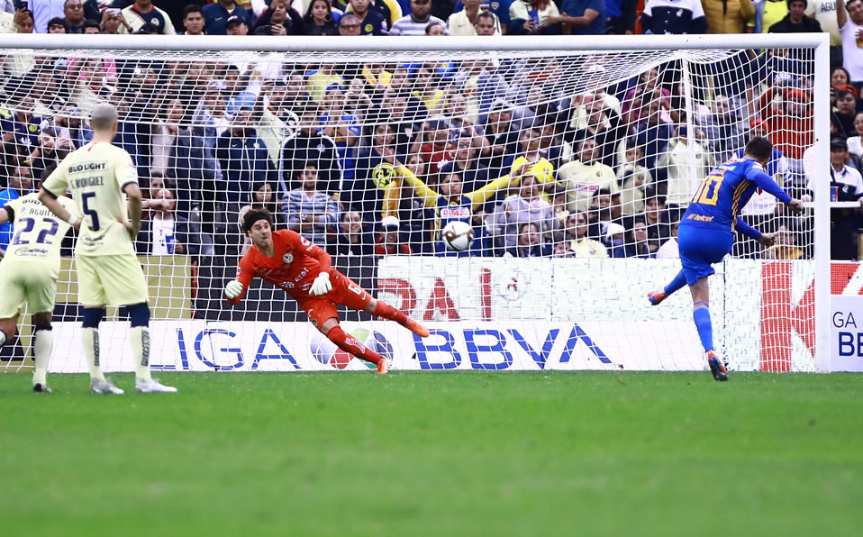 Gignac tuvo que cobrar dos veces el penal por invasión de área ante Ochoa. (Imago7)