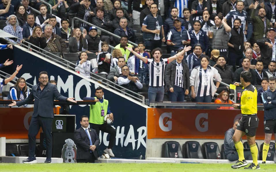 Mohamed fue amonestado cuando incitaba a la afición. (Foto: Mexsport)