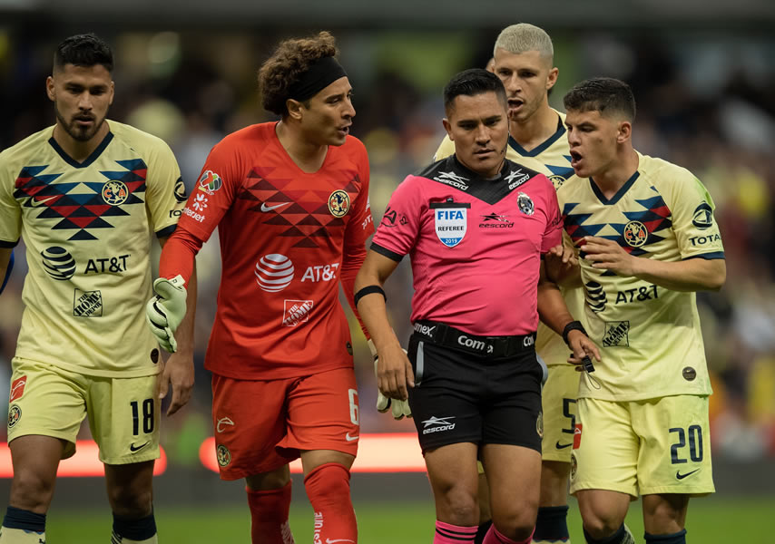 El silbante Fernando Guerrero tuvo que aguantar los reclamos de los americanistas durante el juego. FOTO: Mexsport.