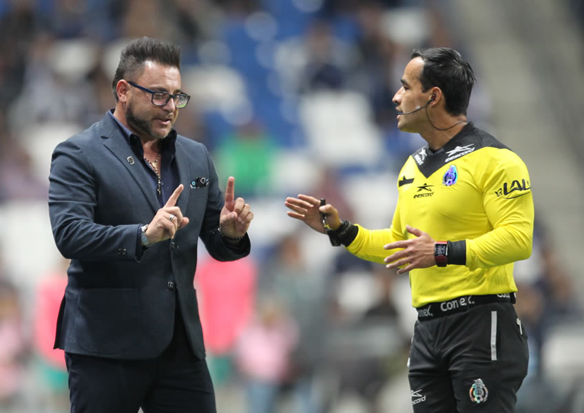 El Turco Mohamed tuvo un altercado con el silbante Jorge Isaac Rojas durante el partido. FOTO: Imago7.