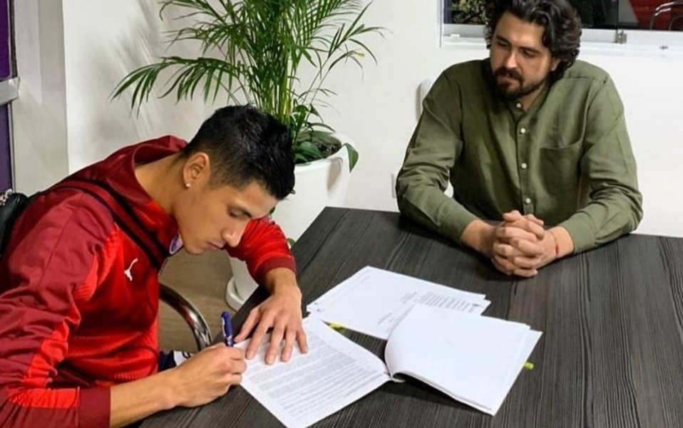 Uriel Antuna firmó su contrato en presencia de Amaury Vergara