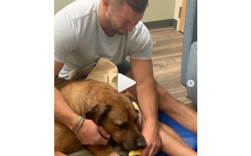 (VIDEO) Tim Tebow llora al alimentar por última vez a su perro