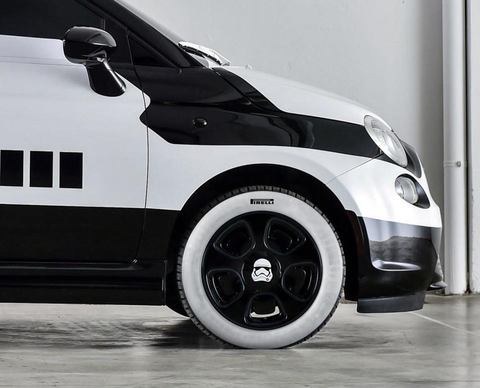 Tras el éxito, crean dos versiones más. Fiat 500e BB-8 y el Fiat 500e R2-D2.