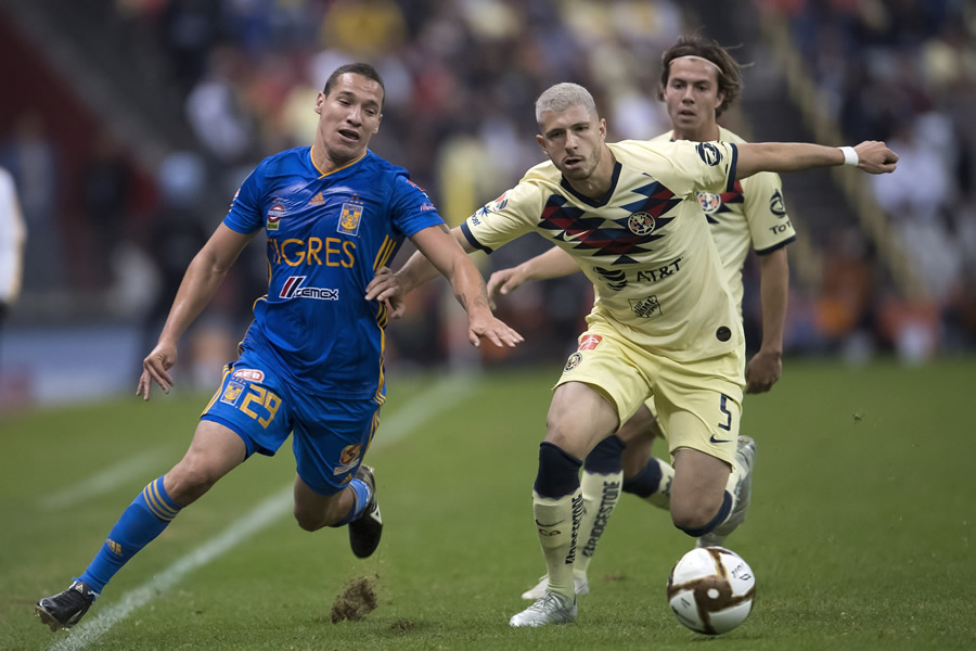 Guido Rodríguez compite por el balón con Jesús Dueñas. (Foto: Mexsport)