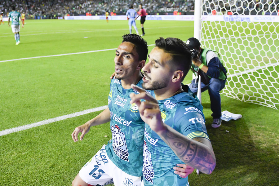 Ángel Mena e Ismael Sosa celebrando el gol del argentino. León sonreía. (Foto: Imago 7)