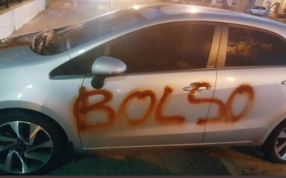 Así rayaron el carro del árbitro. (@sneakyjavi)
