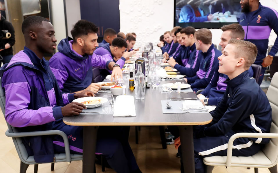 El pequeño conviviendo con el equipo.  (Tottenham)