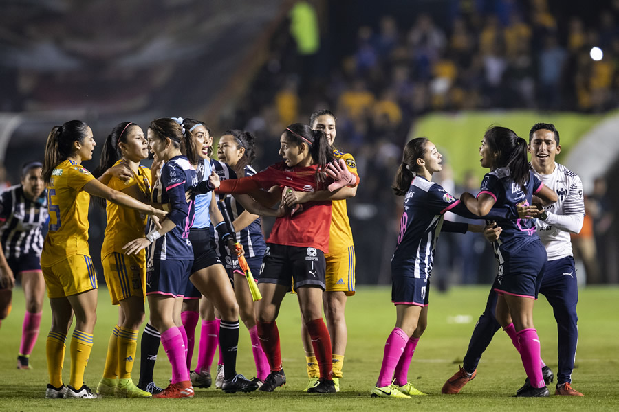 Gritos y empujones al final del partido entre Tigres y Rayadas. (Foto: Imago 7)
