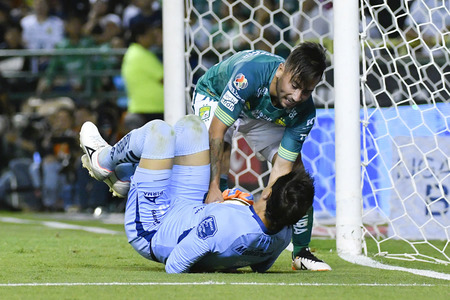 Jean Meneses y Sebastián Sosa en una discusión. (Foto: Imago 7)