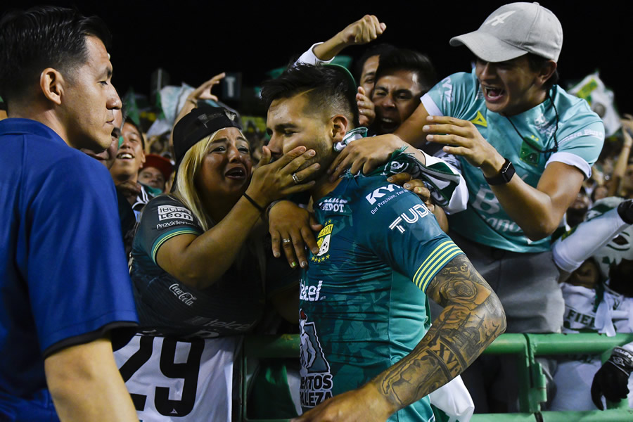 La pasión en las tribunas tras la anotación del Chuco. (Foto: Imago 7)