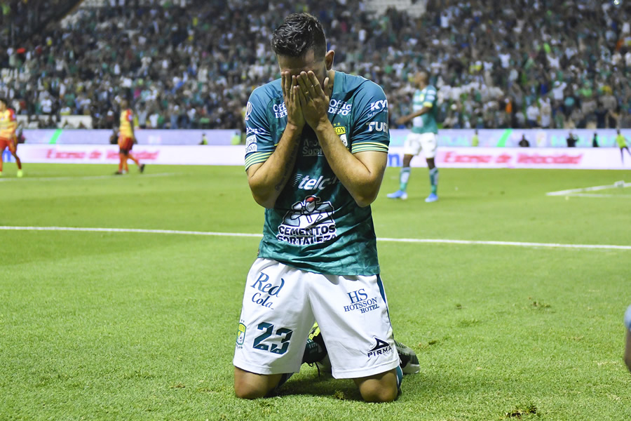 Ramiro González acabó de rodillas tras el silbatazo final. (Foto: Imago 7)