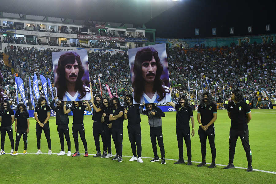 El Ratón Ayala recibió un homenaje de parte de la directiva del León. (Foto: Imago 7)