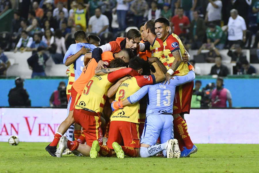 Tras el silbatazo final, los jugadores de Morelia celebraron en el centro del campo. (Foto: Imago 7)