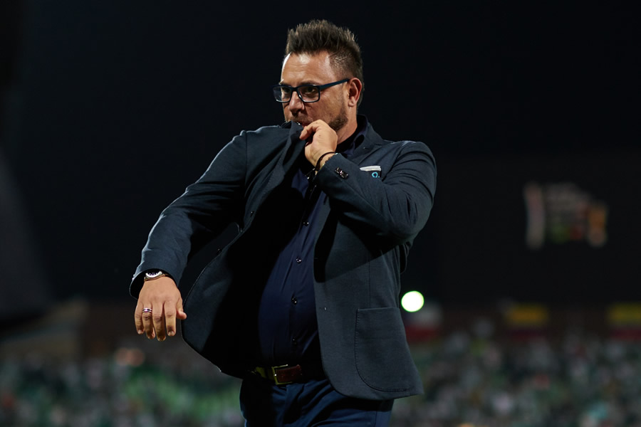 Antonio Mohamed besó un motivo en su saco al finalizar el partido. (Fotos: Mexspor e Imago 7)