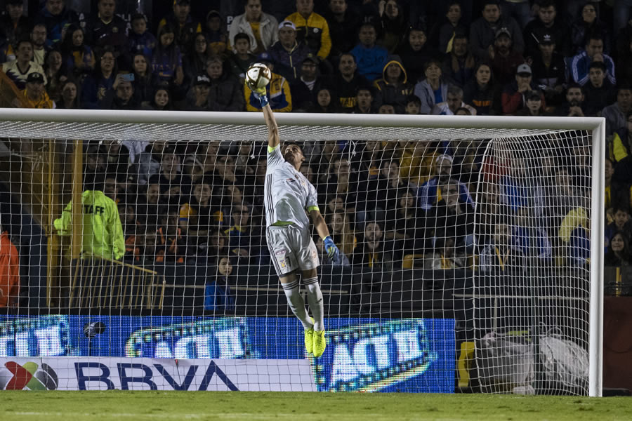Tigres y América dieron un buen espectáculo en la cancha del Volcán, aunque los de Coapa apelaron a su contundencia para sacar el triunfo. FOTO: Imago