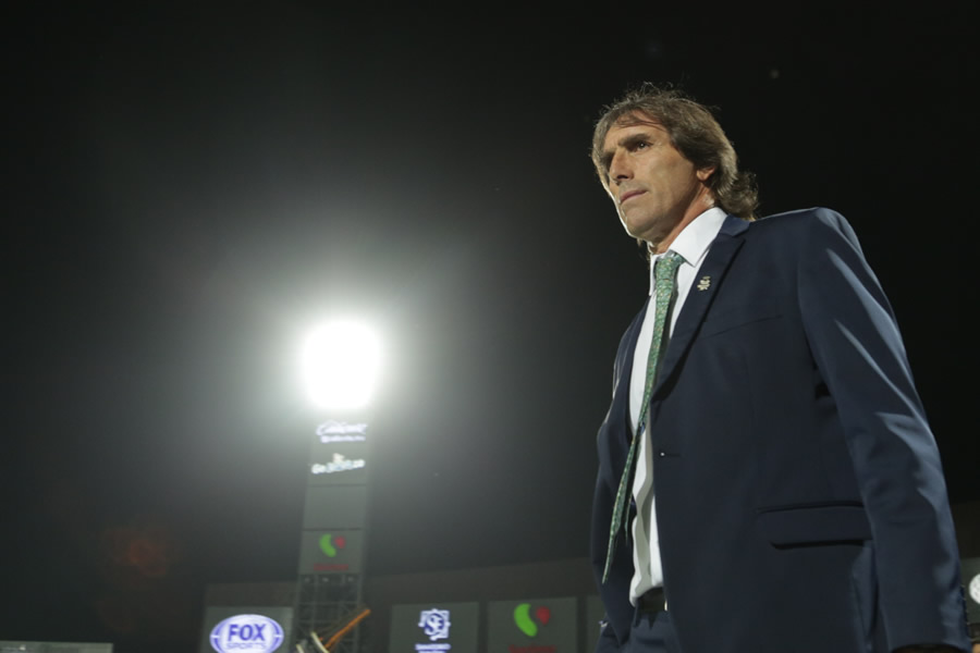 Guillermo Almada no supo cómo hacer frente a la Liguilla. (Fotos: Mexspor e Imago 7)