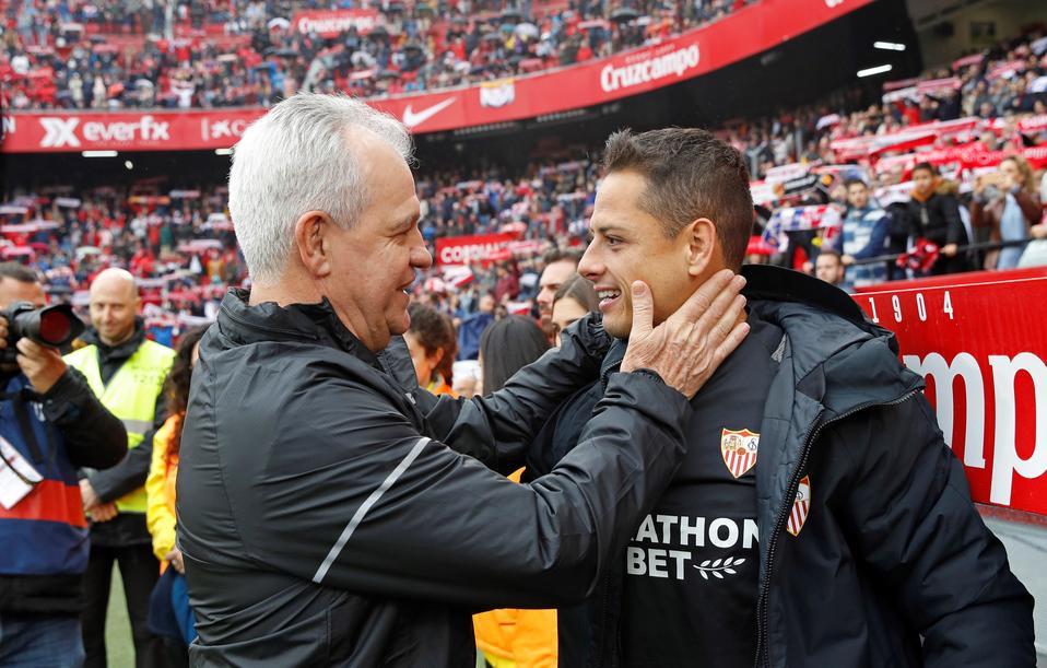 Javier Aguirre se encontró con el Chicharito previo al partido. FOTO: EFE.