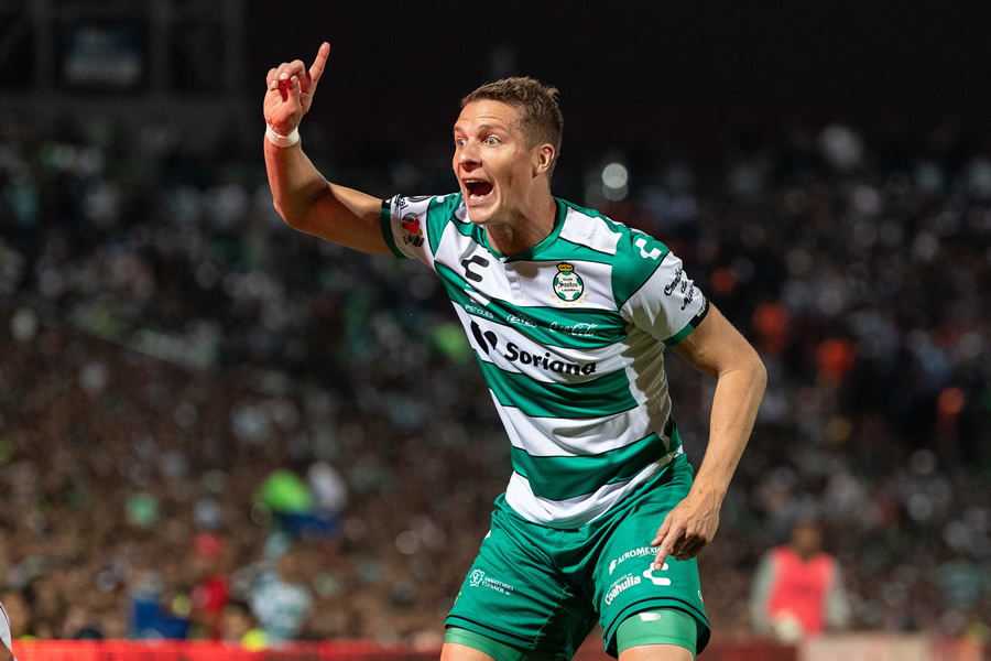 Julio Fuch pasó de noche en el encuentro. (Fotos: Mexspor e Imago 7)