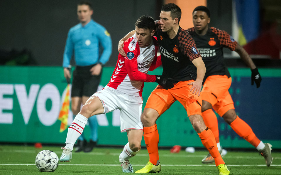 Marko Kolar disputa el esférico con Nick Viergever. (Foto: AFP)