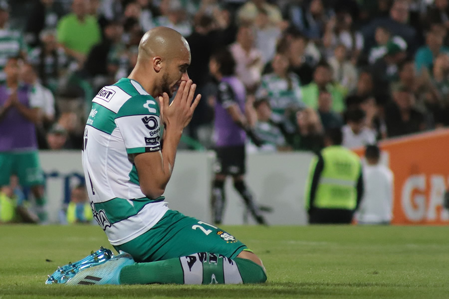 Matheus Doria acabó de rodillas al finalizar el partido. (Fotos: Mexspor e Imago 7)
