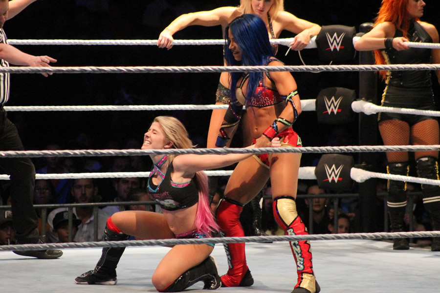 Sasha Banks castigando a Alexa Bliss.