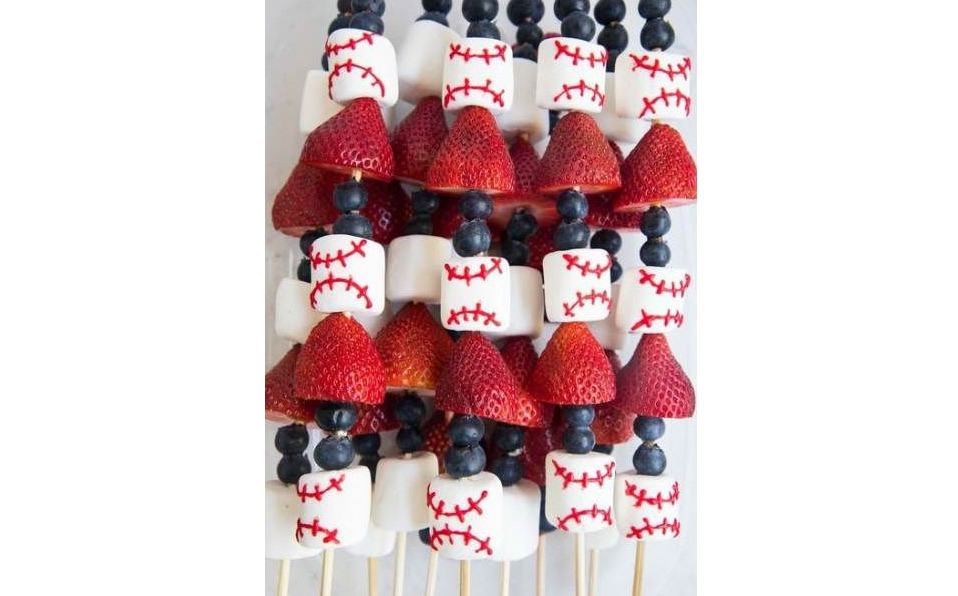 Un gran postre de bombones con fresa y mora azul