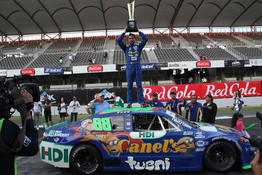 La gran celebración de Rubén García encima de su auto. (Foto: Cortesía Nascar México)