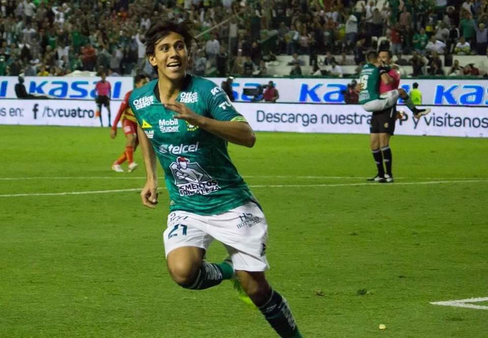 Jean Meneses encima de Marco Antonio Ortíz. (Twitter: @clubleonfc)