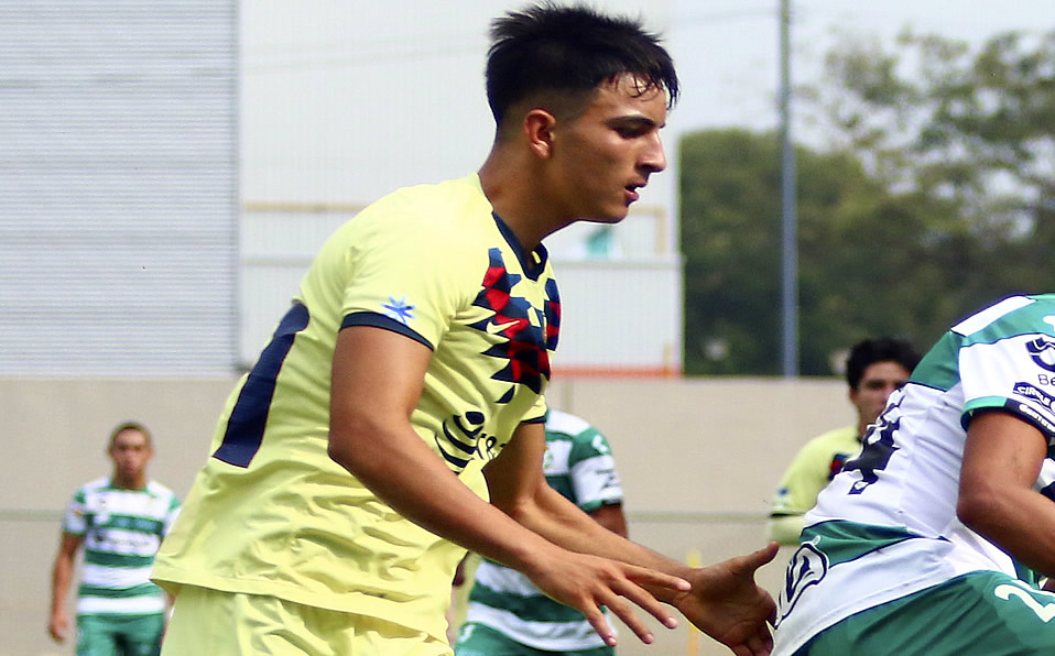 Omar Lomelí juega como defensa central en el América Sub-17. (Imago7)