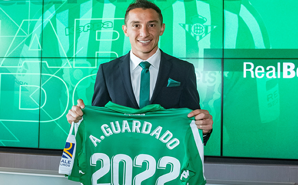 Andrés Guardado renovó hasta 2022 con el Betis (EFE)