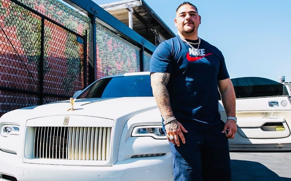 Andy posando con uno de sus lujosos carros. (AndyRuizJr)