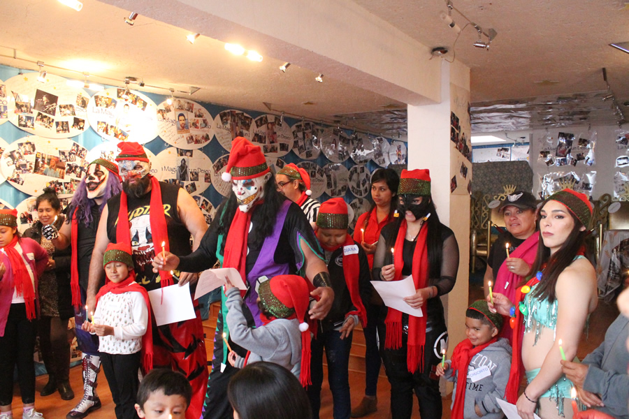 Lucha Libre AAA convivió con niños en una posada.