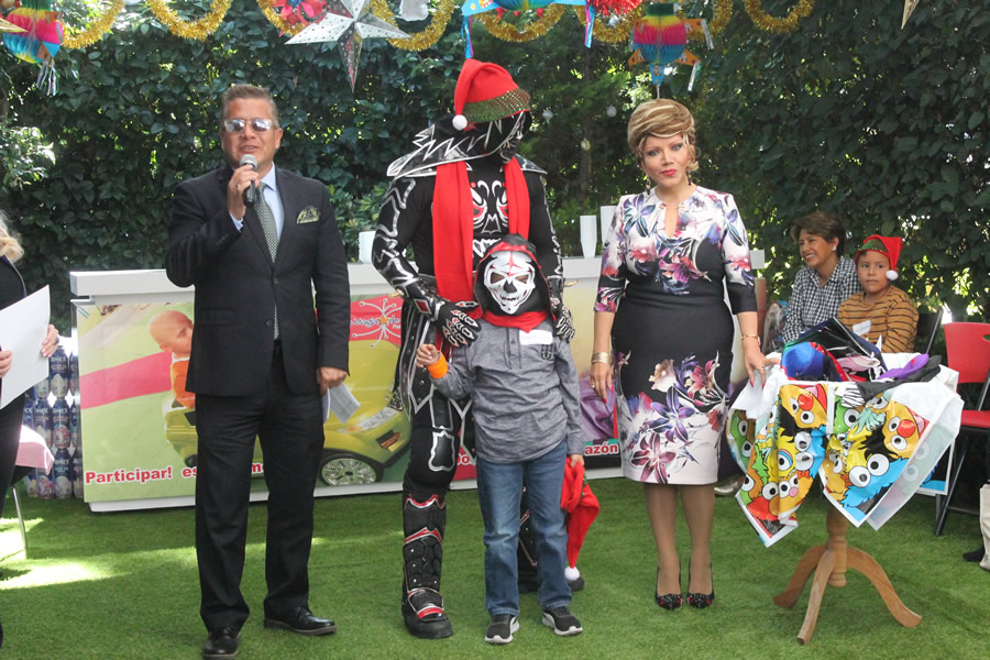 Lucha Libre AAA convivió con niños en una posada.