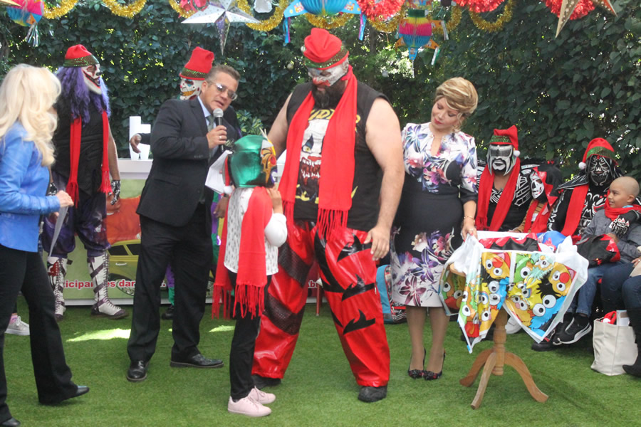 Lucha Libre AAA convivió con niños en una posada.