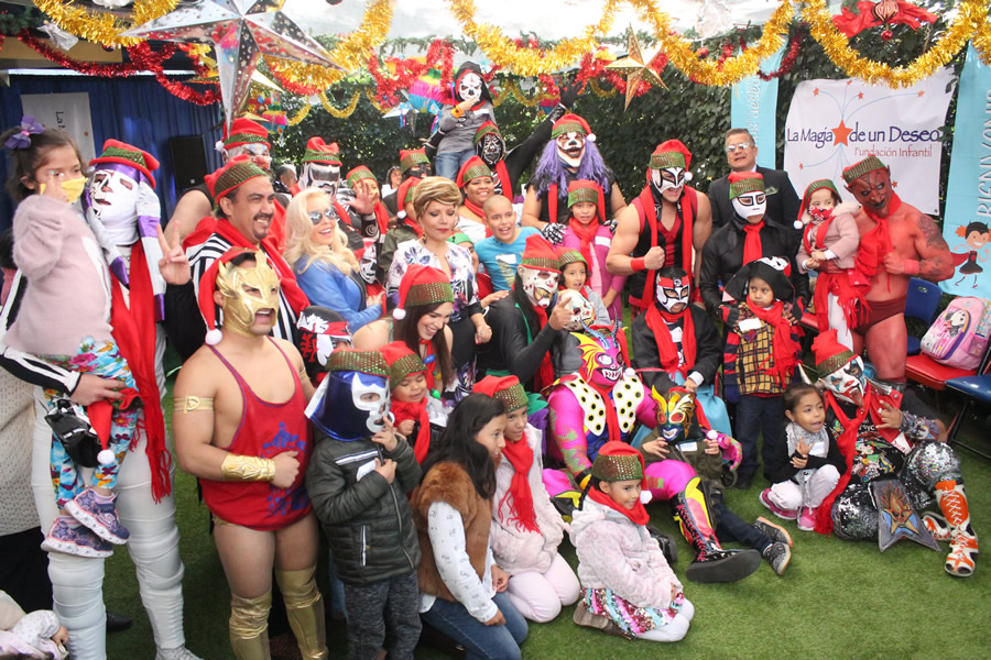 Lucha Libre AAA convivió con niños en una posada.