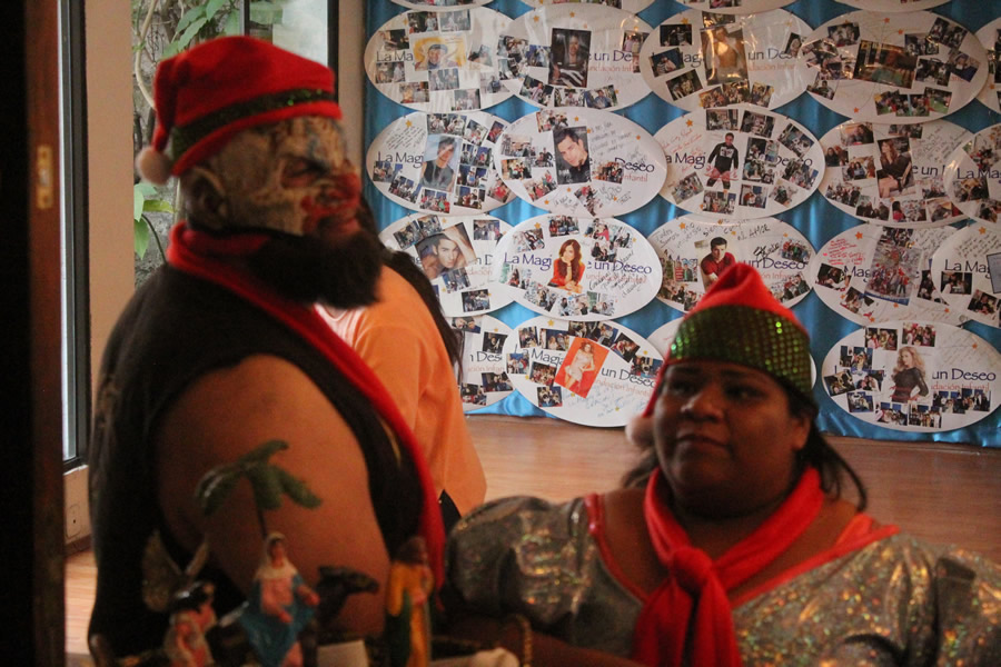 Lucha Libre AAA convivió con niños en una posada.