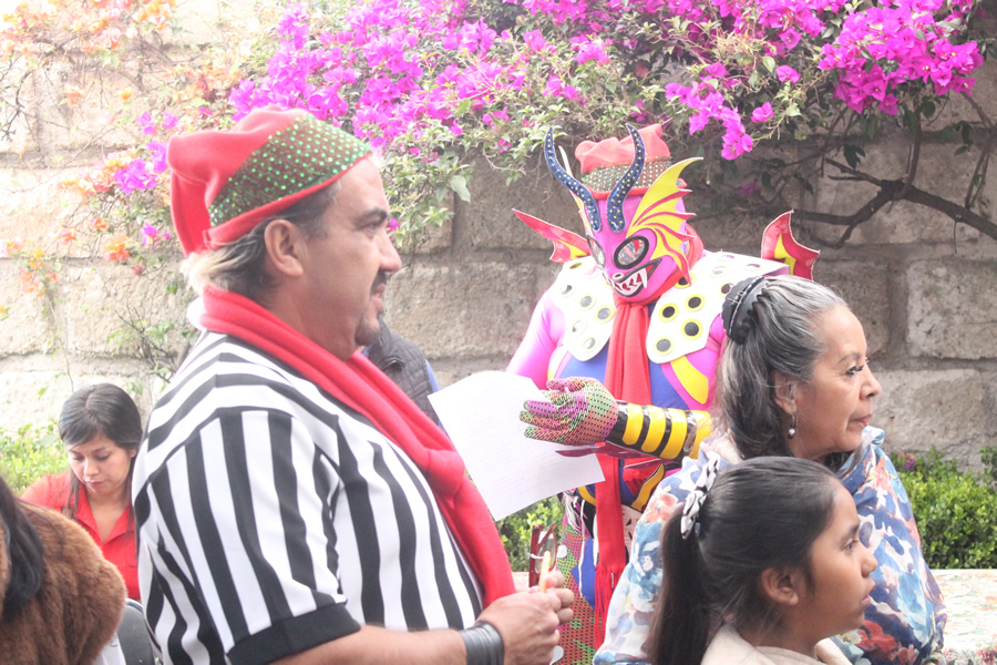 Lucha Libre AAA convivió con niños en una posada.